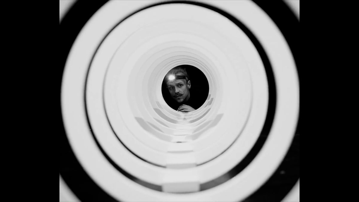 Novocirkusový umělec Aleš Hrdlička uvádí novou show ve stylu magického realismu